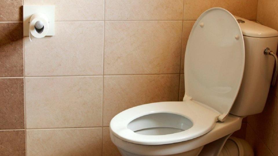 Защо умните домакини държат кибритена кутийка зад тоалетната