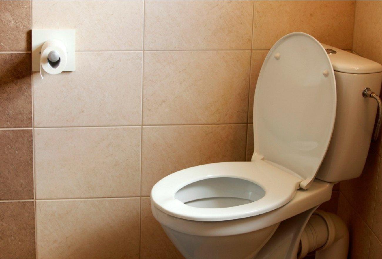 Защо умните домакини държат кибритена кутийка зад тоалетната