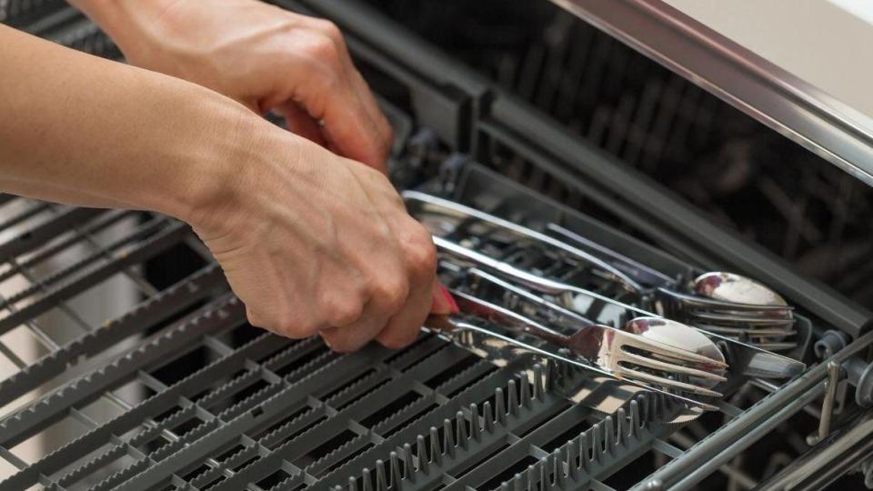 Вилиците и лъжиците ще блестят като нови, ако сложите това в съдомиялната