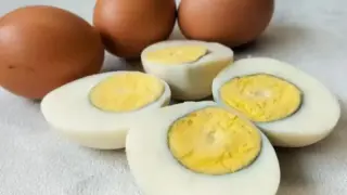 Защо сварените яйца понякога имат зелен пръстен около жълтъка и как да го избегнете