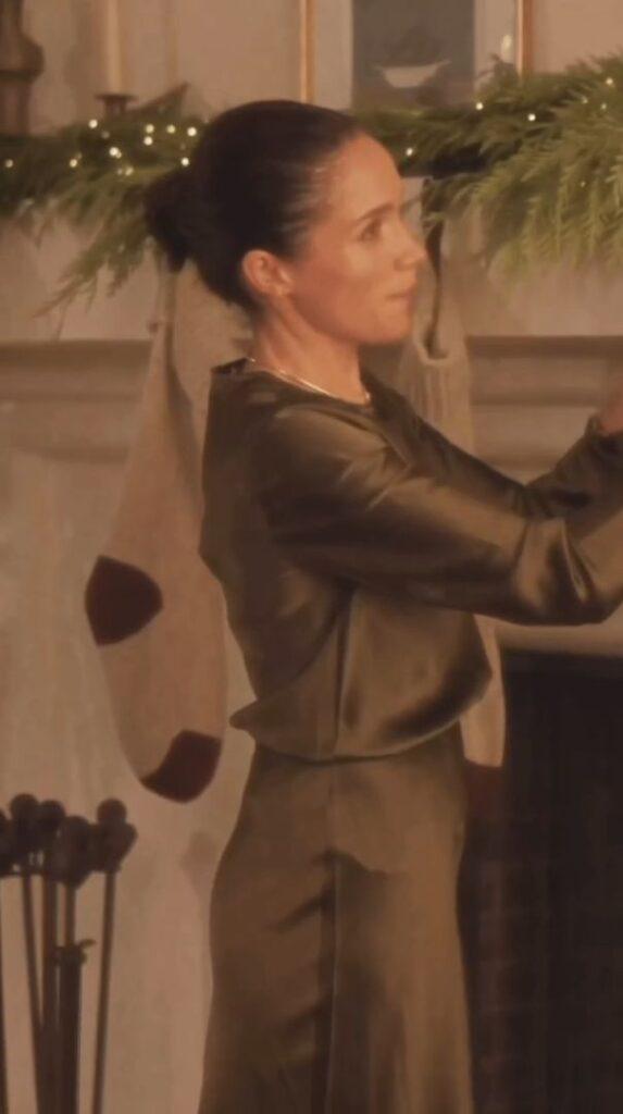 Студената и мрачна коледна украса на Меган Видео