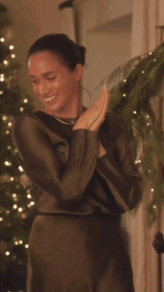 Студената и мрачна коледна украса на Меган Видео