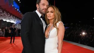 Целувката, която взриви Холивуд: Изловиха Джей Ло и Бен Афлек в интимен момент (ВИДЕО)