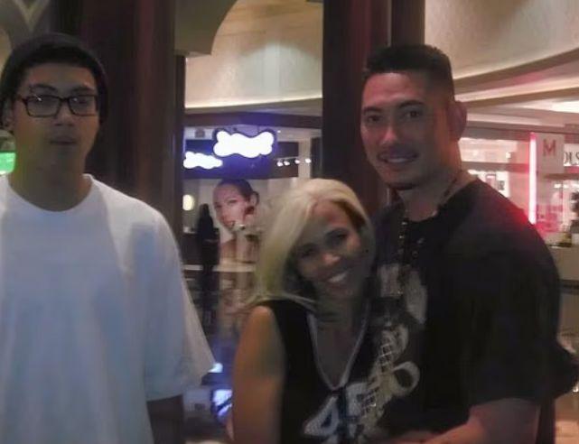 Порнозвезда се омъжи за доведения си син и отряза главата на бившия си