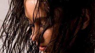 Безобиден ритуал преди лягане съсипва косата и здравето ви