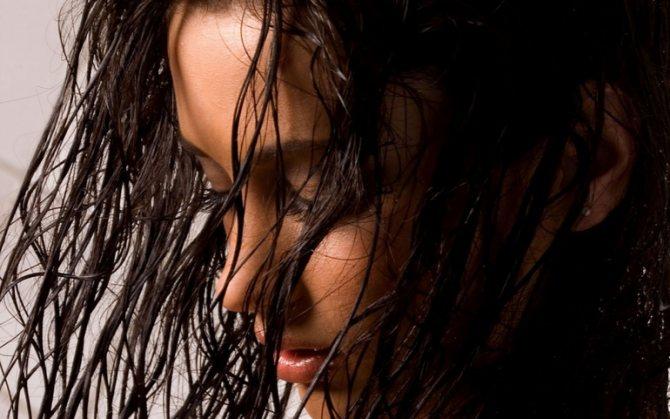 Безобиден ритуал преди лягане съсипва косата и здравето ви