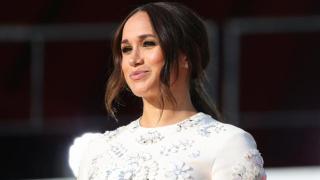 Меган в центъра на моден скандал: Истината за откраднатата рокля за 1700 долара Снимка