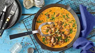 Пилешки сърчица с кисели краставички и сметана - свършват за минути