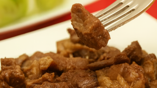 Експресна вечеря: Телешко с лук по китайски – класика за 15 минути, която ще замени ресторанта!