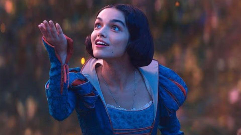 Скандал с Рейчъл Зеглър: Появи се с прозрачна рокля и... Снимки 18+