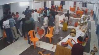 Сватбари си спретнаха свирепо меле със столове, след като се разбра, че... Видео