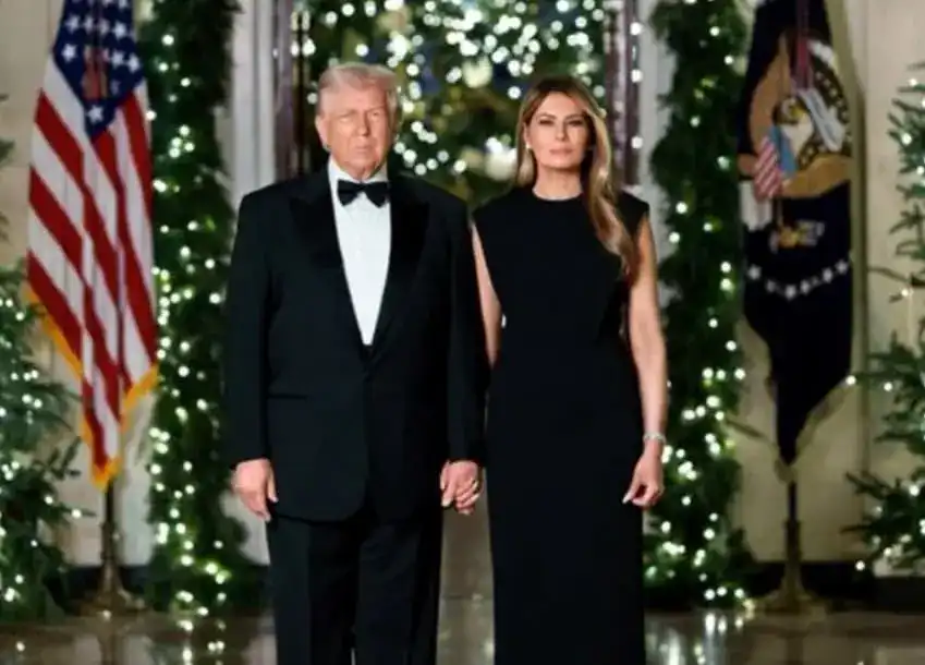 Коледната снимка на Мелания и Доналд Тръмп предизвика бурни реакции в мрежата: Поздравът е „студен“