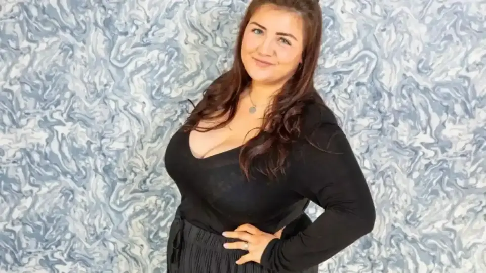 Това е жената с най-голям бюст във Великобритания, ето предложенията й от перверзници! 18+