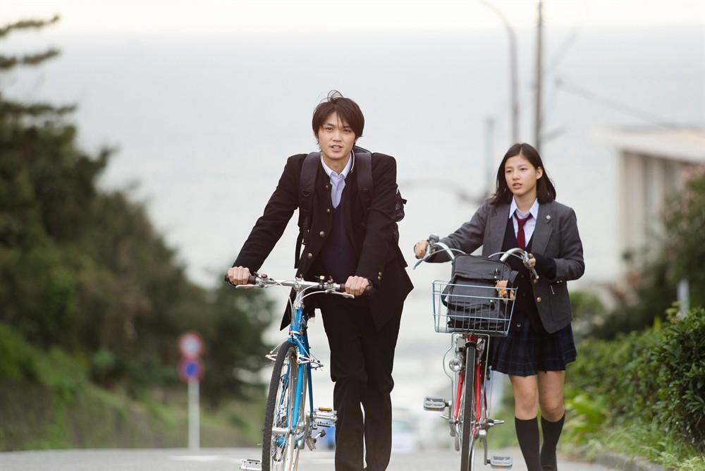 Защо японските ученички нямат право да носят чорапогащи дори през зимата