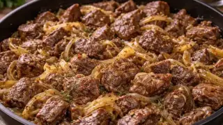 Турският трик за крехко говеждо без капка вода – само масло и лук, а резултатът е магия