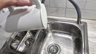 Ето защо не бива да изливате вряла вода в мивката