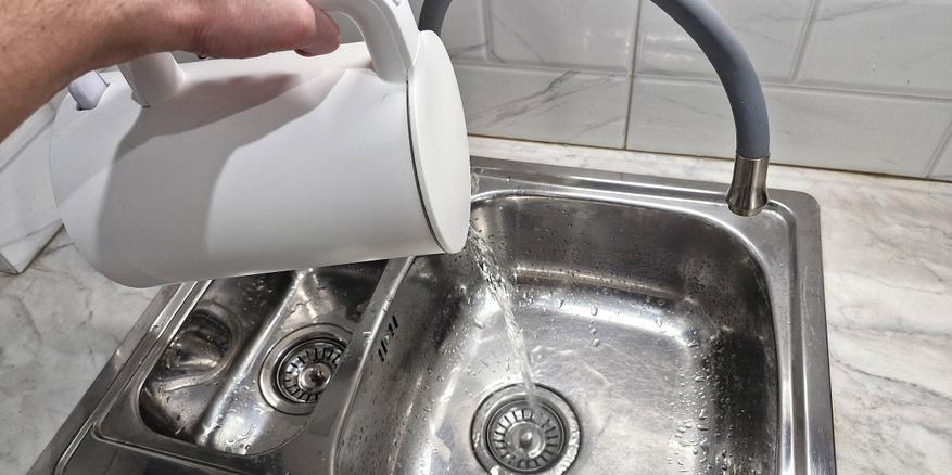 Ето защо не бива да изливате вряла вода в мивката