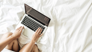 Загорял татко плаща за интимни видеа на момиче, което се оказа собственото му дете