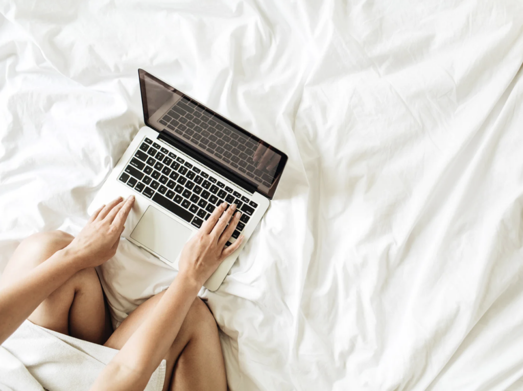 Загорял татко плаща за интимни видеа на момиче, което се оказа собственото му дете