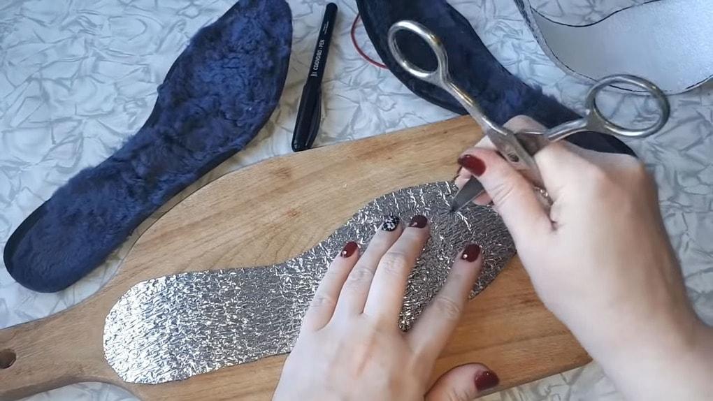 Ето какво да сложите под стелката на обувката, за да не ви мръзнат краката