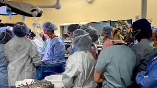 Медицинска сестра влезе в болница заради 9-кг. киста, но по време на операцията лекарите се натъкнаха на...