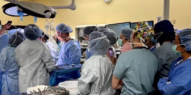 Медицинска сестра влезе в болница заради 9-кг. киста, но по време на операцията лекарите се натъкнаха на...