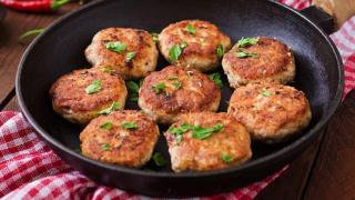 Кюфтетата ще станат по-сочни от обикновено, добавите ли това към каймата