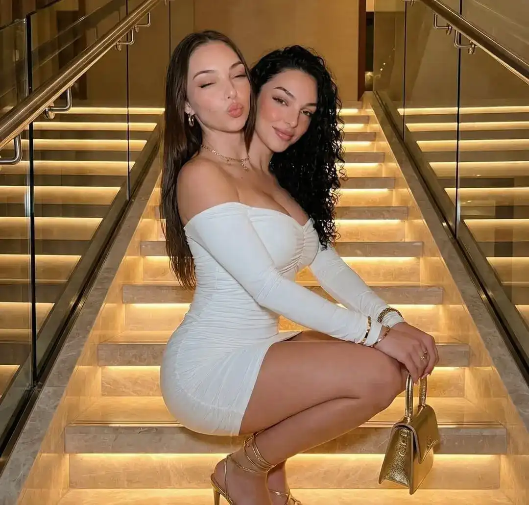 Най-красивите сиамски близначки или AI илюзия? Историята, която обърка интернет