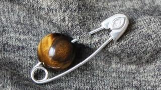 Как да носите безопасна игла за защита от негативна енергия
