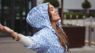 Ветроуловките от 90-те се завръщат на мода тази пролет Снимки