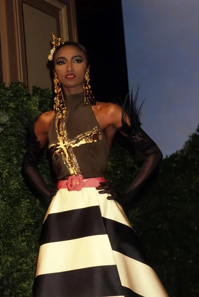 Трагедията на „черната принцеса“: какво погуби най-красивата муза на Yves Saint Laurent