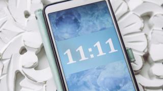 Защо постоянно виждаме 11:11 или 12:12: знак от Вселената или игра на мозъка?