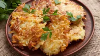Хрупкави картофени палачинки с шунка