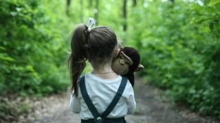 „Трябва ли ти дъщеря?“: Попита ме момиченце, избягало от сиропиталище, а когато видях какво носи на врата си – стана ми лошо