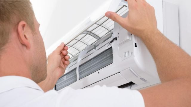 Как правилно да почистите климатика през лятото: Грешки, които намаляват ефективността му
