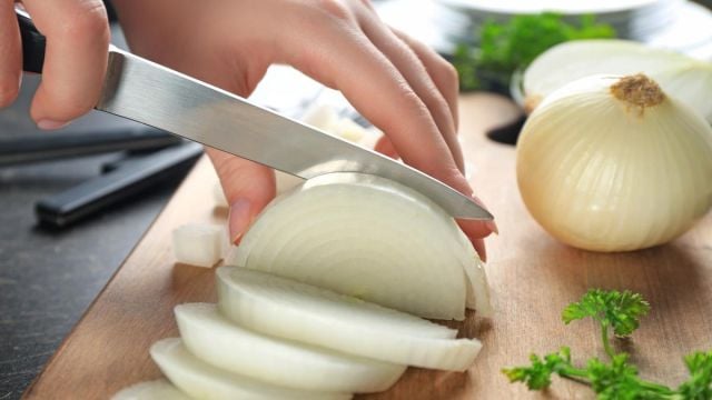 Как да режете лук без сълзи: Тест показа кой метод е най-ефективен