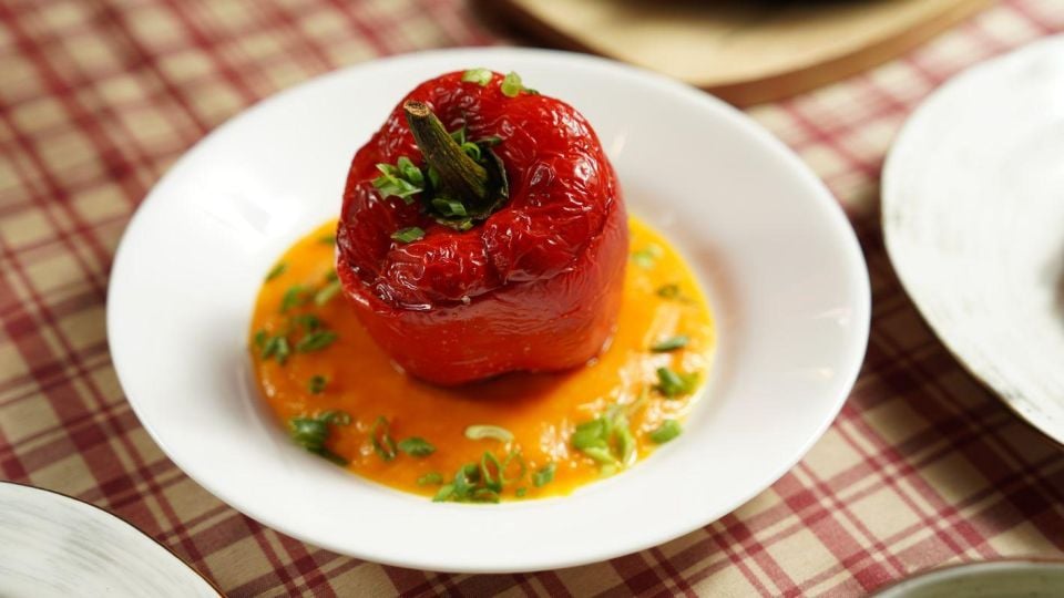 Рецепта за сочни пълнени чушки с кайма, ориз и кашкавал