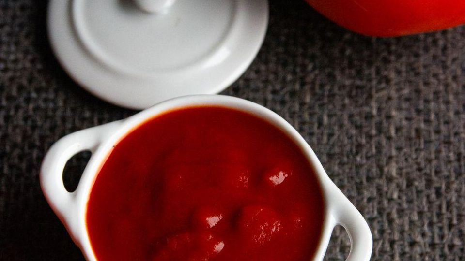 Рецепта за домашен кетчуп без консерванти и добавки: Гъст и по-вкусен от купения от магазина