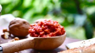 Неустоимо вкусен: Македонски айвар от нарязани чушки, който се изяжда още от буркана