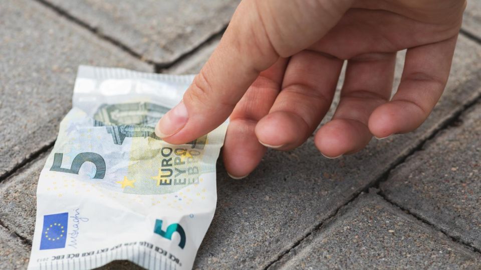 Намерихте пари на улицата? Старо поверие предупреждава да не ги вземате
