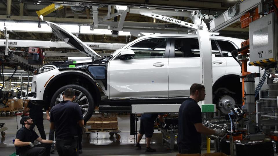 Първи СНИМКИ на серийното BMW X7