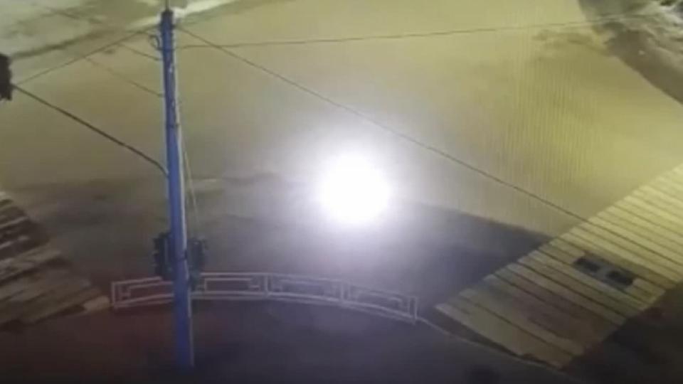 Ужасяващи кадри: Изрод с "Ауди А6" прегази с огромна скорост пешеходец на зебра, разкъса го на части (ВИДЕО 18+)