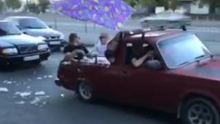 Жега ли? Автоманиаците в Украйна намериха цаката на горещините при пътуване (ВИДЕО)