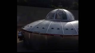 Шофьор срещна НЛО на пътя и го.... задмина (СНИМКИ/ВИДЕО)