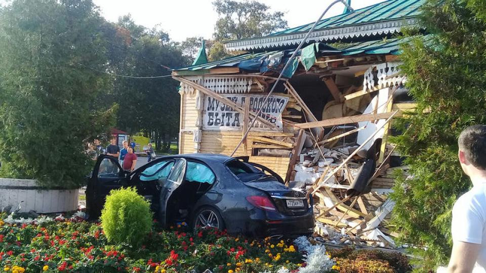Туристи от Москва с луксозен Mercedes-Benz и брутална скорост сгазиха уникален музей  (СНИМКИ/ВИДЕО)