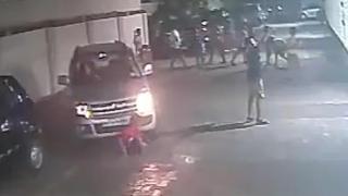 Невероятно! Дете попадна под гумите на кола, няма да повярвате какво се случи след това (СНИМКИ/ВИДЕО)