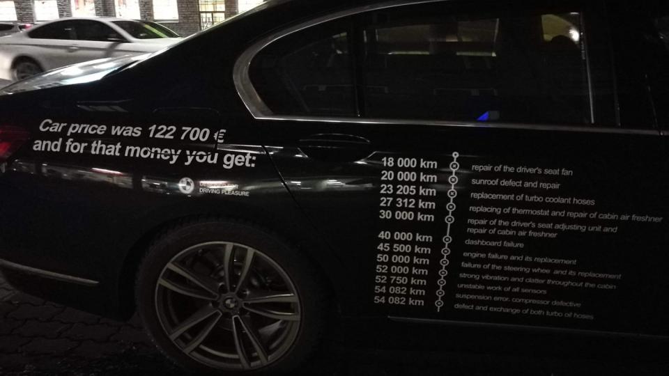 Разгневен шофьор изписа всички повреди върху своя BMW (СНИМКИ)