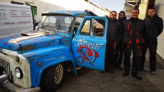 Руски колекционери наддават за уникален хот род, направен във Велико Търново от 55-годишна ГАЗ-ка (СНИМКИ)