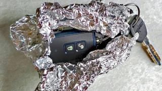 Защо трябва да държим ключовете от колата в хладилника, увити в алуминиево фолио,
