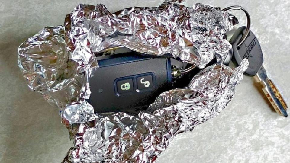 Защо трябва да държим ключовете от колата в хладилника, увити в алуминиево фолио,